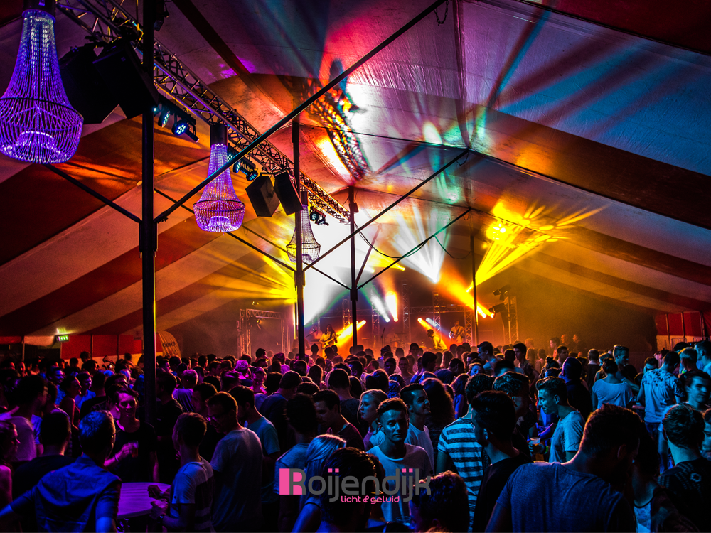 zomer feesten, Sint anthonis, uitgaan, sfeer, dansen, licht, geluid, Roijendijk licht en geluid, RLG, R-LG, Mill, verhuur, licht, geluid, laser, kroonluchter